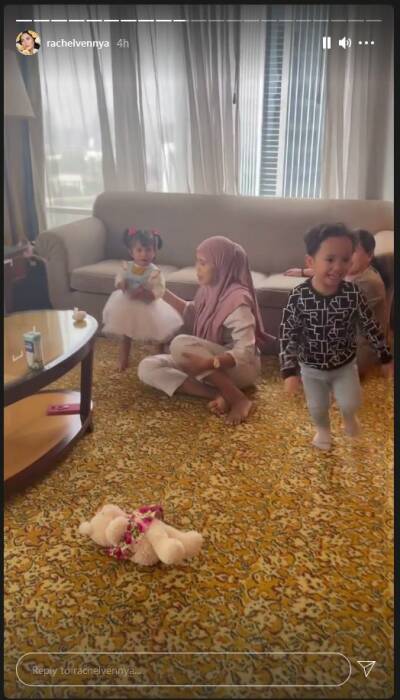 Rachel Vennya disambut oleh kedua anaknya. (Instagram/@rachelvennya) Rachel vennya pulang ke rumah