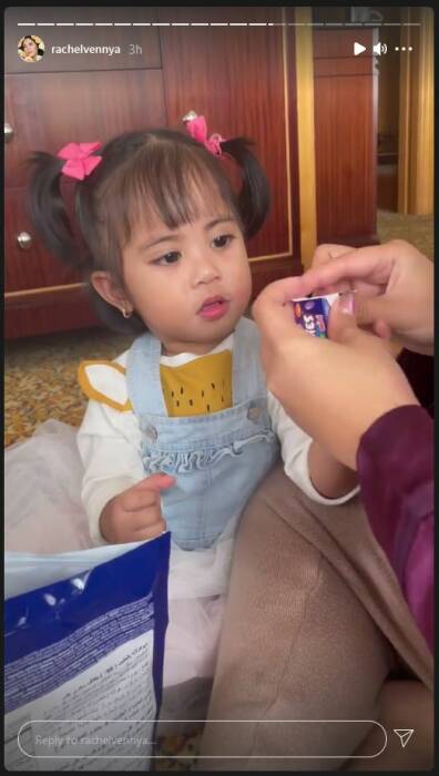 Chava yang menunggu bagian oleh-olehnya yang sedang dibuka oleh Rachel Vennya. (Instagram/@rachelvennya) Rachel vennya pulang ke rumah