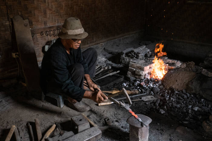 Ki Empu Sungkowo Harumbrodjo menempa besi saat pembuatan keris (ANTARA FOTO/Hendra Nurdiyansyah) Ki Empu Sungkowo Harumbrodjo menempa besi saat pembuatan keris