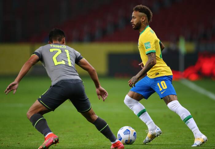 Alan Franco dari Ekuador beraksi dengan Neymar dari Brasil (REUTERS/Diego Vara) Alan Franco dari Ekuador beraksi dengan Neymar dari Brasil
