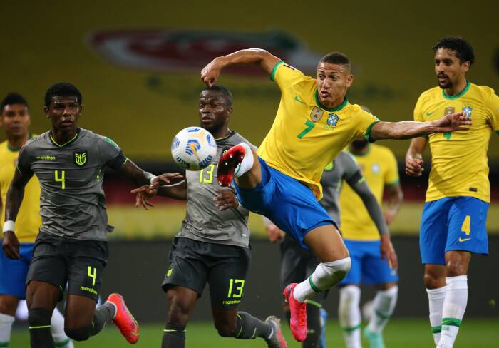 Richarlison dari Brasil beraksi dengan Enner Valencia dari Ekuador (REUTERS/Diego Vara) Richarlison dari Brasil beraksi dengan Enner Valencia dari Ekuador