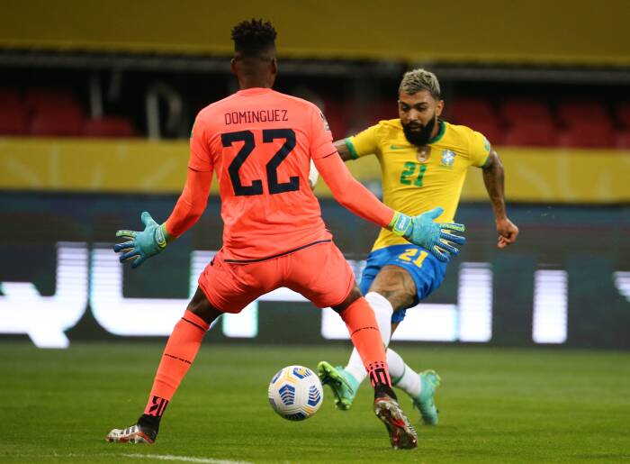 Gabriel Brasil beraksi dengan Alexander Dominguez dari Ekuador (REUTERS/Diego Vara) Gabriel Brasil beraksi dengan Alexander Dominguez dari Ekuador