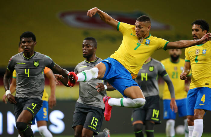 Richarlison dari Brasil beraksi dengan Robert Arboleda dari Ekuador (REUTERS/Diego Vara) Richarlison dari Brasil beraksi dengan Robert Arboleda dari Ekuador