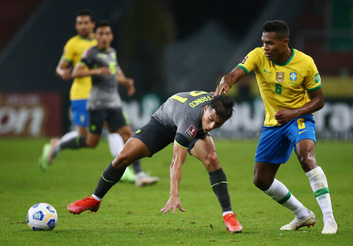 Alan Franco dari Ekuador beraksi dengan Alex Sandro dari Brasil (REUTERS/Diego Vara) Alan Franco dari Ekuador beraksi dengan Alex Sandro dari Brasil