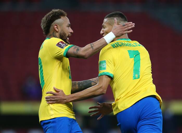 Richarlison dari Brasil merayakan gol pertama mereka dengan Neymar (REUTERS/Diego Vara) Richarlison dari Brasil merayakan gol pertama mereka dengan Neymar