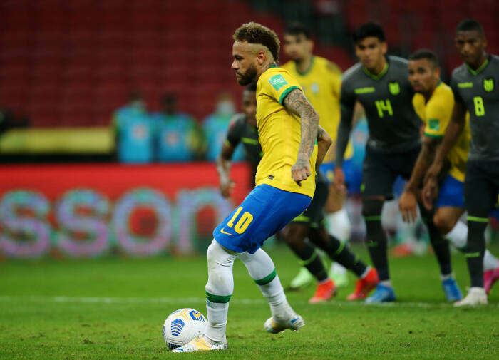 Neymar dari Brasil mencetak gol kedua mereka dari titik penalti (REUTERS/Diego Vara) Neymar dari Brasil mencetak gol kedua mereka dari titik penalti