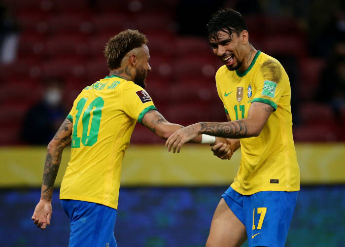 Neymar Brasil merayakan mencetak gol kedua mereka dengan Lucas Paqueta (REUTERS/Diego Vara) Neymar Brasil merayakan mencetak gol kedua mereka dengan Lucas Paqueta