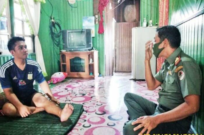 Komandan Jaga BKSDA Pos Sampit Muriansyah menjenguk Yelni (33), korban terkaman buaya di Desa Sungai Paring, Kecamatan Cempaga, Senin (7/6/2021). ANTARA/HO-BKSDA Kalteng buaya