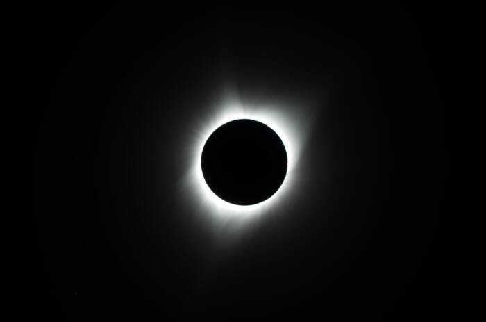 Fakta tentang gerhana matahari (photo/unsplash/@szarapka) fakta tentang gerhana matahari
