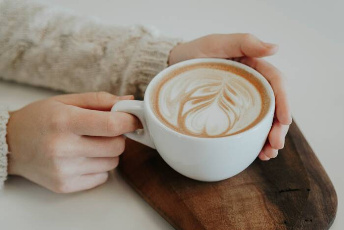 Minum kafein cara mengatasi susah BAB (photo/unsplash/@christiana) cara mengatasi susah bab