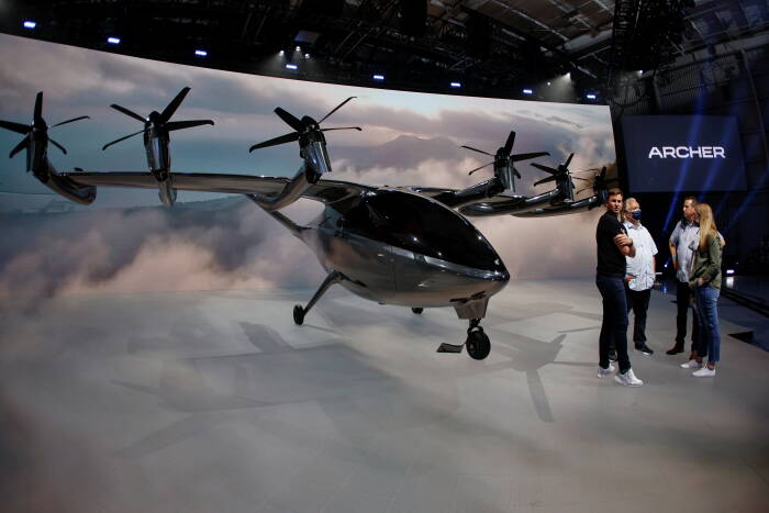 REUTERS/Mike Blake Perusahaan taksi terbang Archer Aviation meluncurkan pesawat listrik di Los Angeles