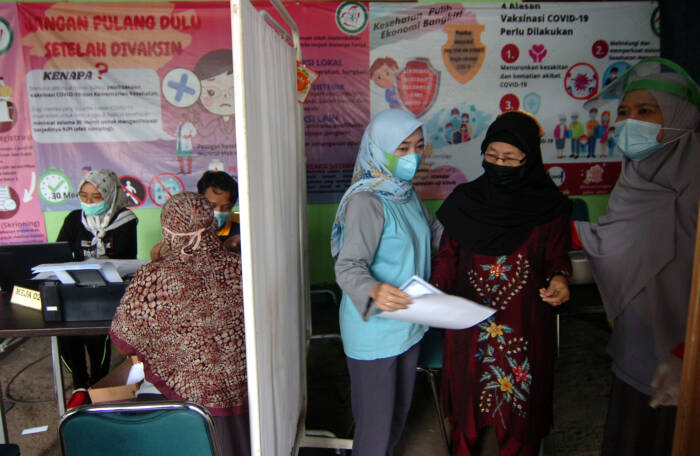 Petugas medis menggandeng warga lanjut usia (lansia) usai mendapat suntikan vaksin COVID-19 (ANTARA FOTO/Oky Lukmansyah) Petugas medis menggandeng warga lanjut usia (lansia) usai mendapat suntikan vaksin COVID-19