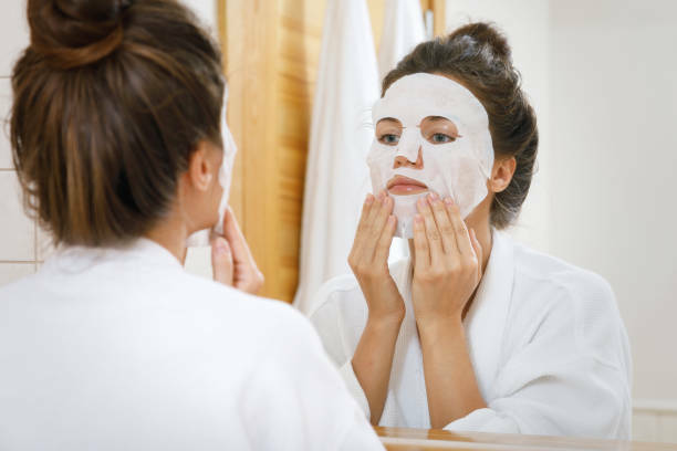 Memakai sheet mask cara membuat wajah glowing permanen (photo/istock/privetik) cara membuat wajah glowing permanen