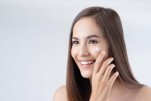 Menggunakan sunscreen cara membuat wajah glowing secara alami (photo/istock/torwai) cara membuat wajah glowing secara alami
