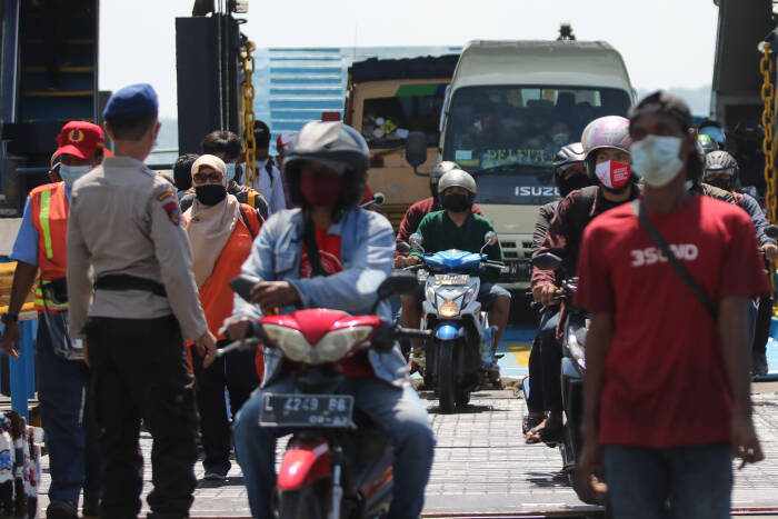 ANTARA FOTO/Didik Suhartono PENYEKATAN DI PENYEBERANGAN UJUNG-KAMAL