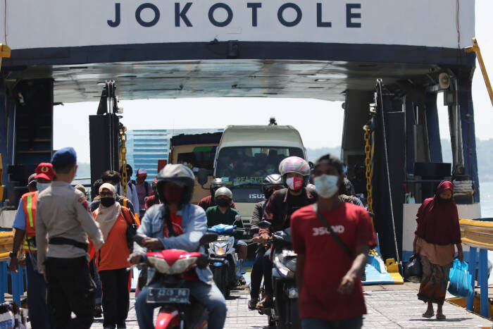 ANTARA FOTO/Didik Suhartono PENYEKATAN DI PENYEBERANGAN UJUNG-KAMAL