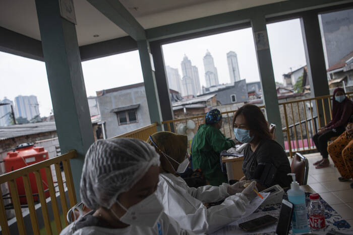ANTARA FOTO/Sigid Kurniawan Petugas kesehatan memeriksa kesehatan calon penerima vaksin COVID-19