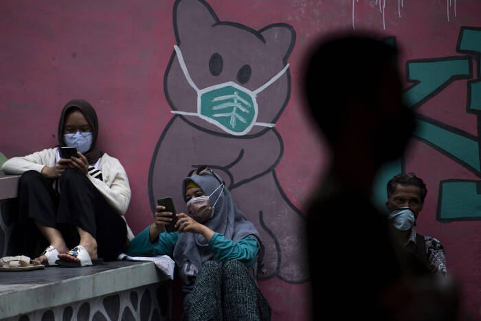 Warga antre mendapatkan vaksinasi COVID-19 (ANTARA FOTO/Sigid Kurniawan) Warga antre mendapatkan vaksinasi COVID-19
