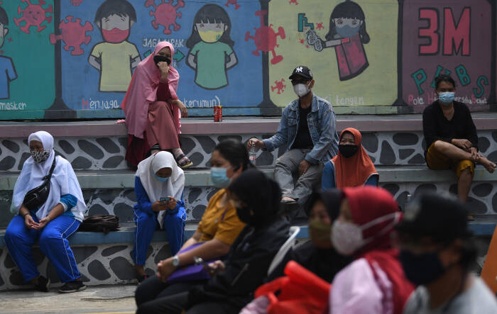ANTARA FOTO/Sigid Kurniawan Warga antre mendapatkan vaksinasi COVID-19
