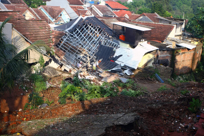 Pemilik rumah mencari barang berharga miliknya di dalam rumahnya yang hancur tertimpa tanah longsor (ANTARA FOTO/Muhammad Iqbal) Pemilik rumah mencari barang berharga miliknya di dalam rumahnya yang hancur tertimpa tanah longsor (ANTARA FOTO/Muhammad Iqbal)