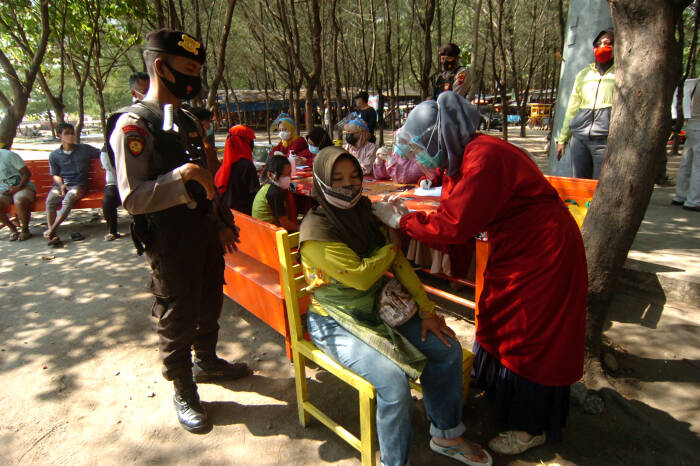 ANTARA FOTO/Oky Lukmansyah TES USAP ANTIGEN DAN VAKSINASI PEDAGANG TEMPAT WISATA