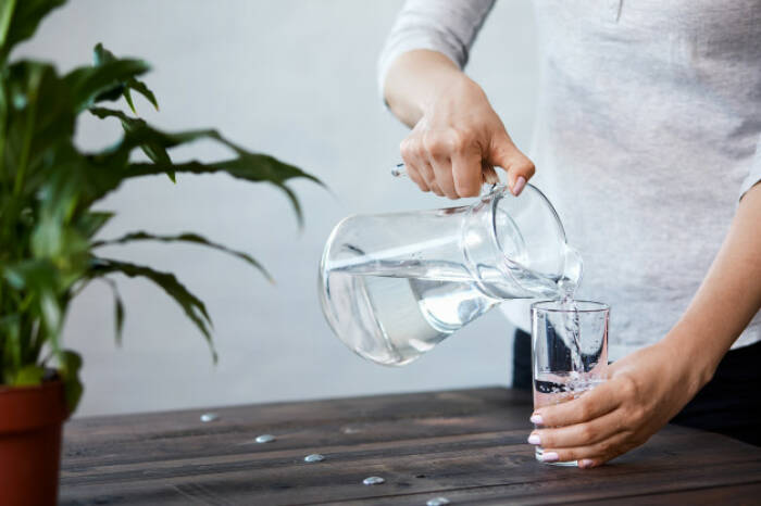 Minum air putih cara memperkuat imun tubuh (photo/freepik/kremen) cara memperkuat imun tubuh