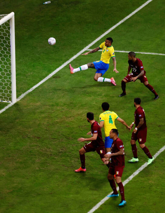 Pemain Brasil Gabriel Jesus menembak ke gawang (REUTERS/Ueslei Marcelino) Pemain Brasil Gabriel Jesus menembak ke gawang