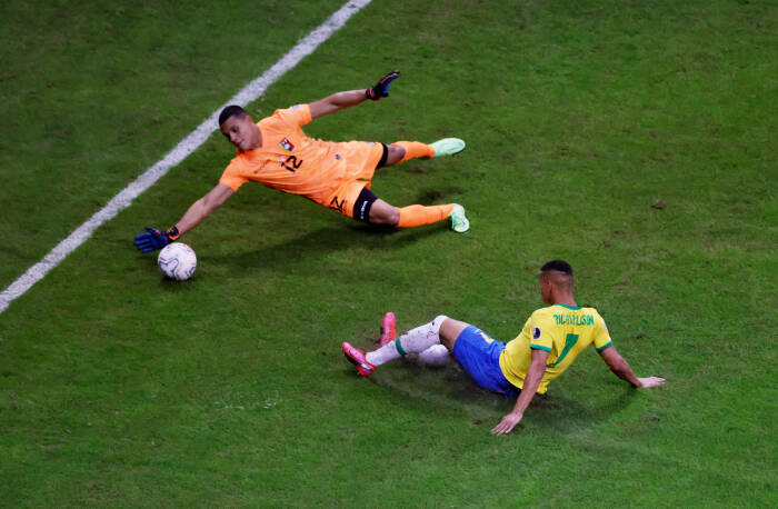 Alisson dari Brasil beraksi dengan Joel Graterol dari Venezuela (REUTERS/Ueslei Marcelino) Alisson dari Brasil beraksi dengan Joel Graterol dari Venezuela