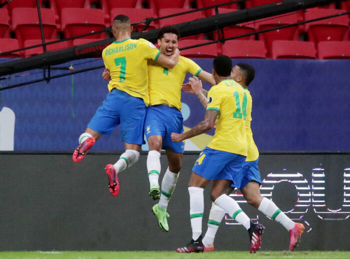 Marquinhos Brasil merayakan mencetak gol pertama mereka dengan rekan satu tim (REUTERS/Henry Romero) Marquinhos Brasil merayakan mencetak gol pertama mereka dengan rekan satu tim