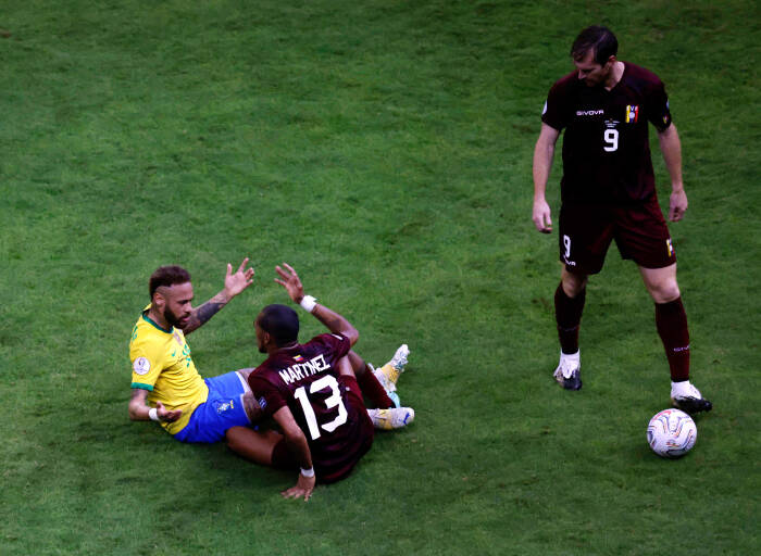 Neymar dari Brazil berdebat dengan Jose Martinez dari Venezuela (REUTERS/Ueslei Marcelino) Neymar dari Brazil berdebat dengan Jose Martinez dari Venezuela