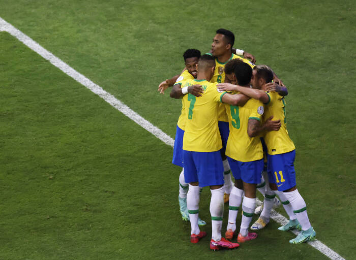 Neymar Brasil merayakan mencetak gol kedua mereka dengan rekan satu tim (REUTERS/Ueslei Marcelino) Neymar Brasil merayakan mencetak gol kedua mereka dengan rekan satu tim