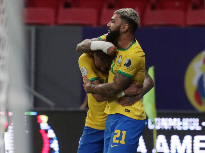 Gabriel Brasil merayakan mencetak gol ketiga mereka dengan rekan satu tim (REUTERS/Henry Romero) Gabriel Brasil merayakan mencetak gol ketiga mereka dengan rekan satu tim