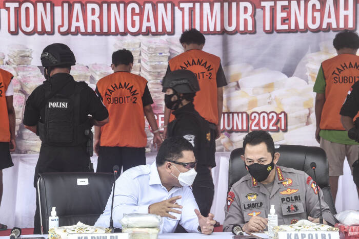 Kapolri Jenderal Pol Listyo Sigit Prabowo (kanan) berbincang dengan Kepala BNN Komjen Pol Petrus Reinhard Golose (kiri). ANTARA FOTO/Muhammad Adimaja Kapolri Jenderal Pol Listyo Sigit Prabowo (kanan) berbincang dengan Kepala BNN Komjen Pol Petrus Reinhard Golose (kiri)