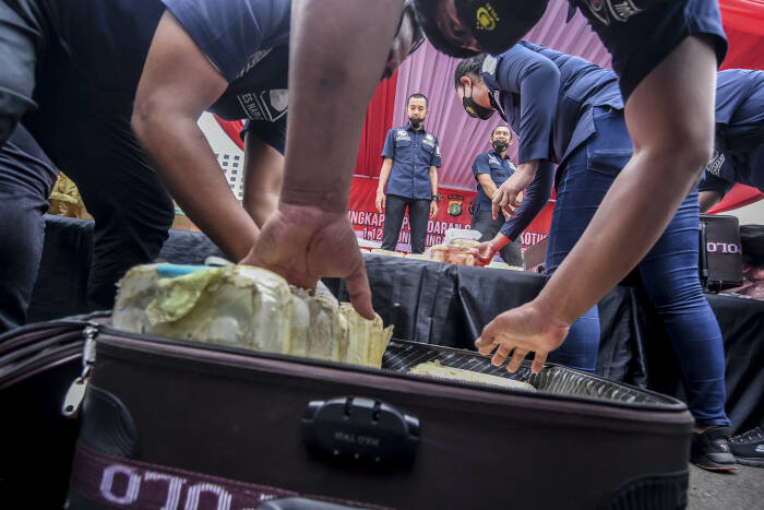 Petugas Kepolisian menata barang bukti berupa sabu (ANTARA FOTO/Muhammad Adimaja) Petugas Kepolisian menata barang bukti berupa sabu
