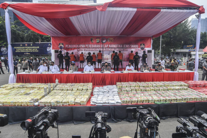 Kapolri Jenderal Pol Listyo Sigit Prabowo (keempat kiri) didampingi Kepala BNN Komjen Pol Petrus Reinhard Golose (kelima kiri) dan pejabat terkait memberikan keterangan kepada media (ANTARA FOTO/Muhammad Adimaja) Kapolri Jenderal Pol Listyo Sigit Prabowo (keempat kiri) didampingi Kepala BNN Komjen Pol Petrus Reinhard Golose (kelima kiri) dan pejabat terkait memberikan keterangan kepada media