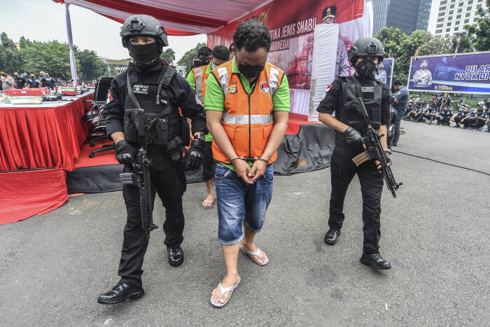 Tersangka digiring petugas (ANTARA FOTO/Muhammad Adimaja) Tersangka digiring petugas
