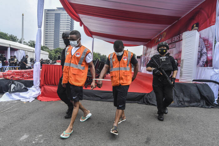 Tersangka digiring petugas (ANTARA FOTO/Muhammad Adimaja) Tersangka digiring petugas (ANTARA FOTO/Muhammad Adimaja)