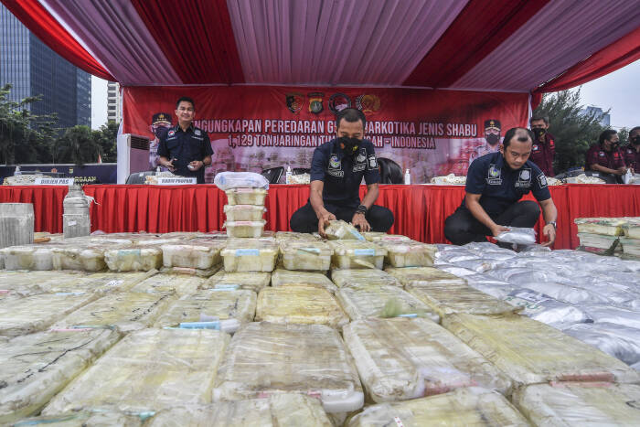 Petugas Kepolisian menata barang bukti berupa sabu (ANTARA FOTO/Muhammad Adimaja) Petugas Kepolisian menata barang bukti berupa sabu