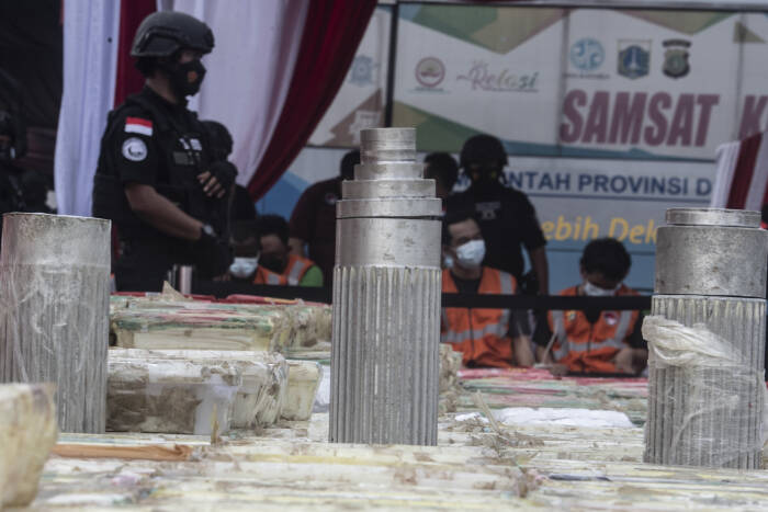 Tersangka dihadirkan saat pengungkapan kasus narkoba (ANTARA FOTO/Muhammad Adimaja) Tersangka dihadirkan saat pengungkapan kasus narkoba