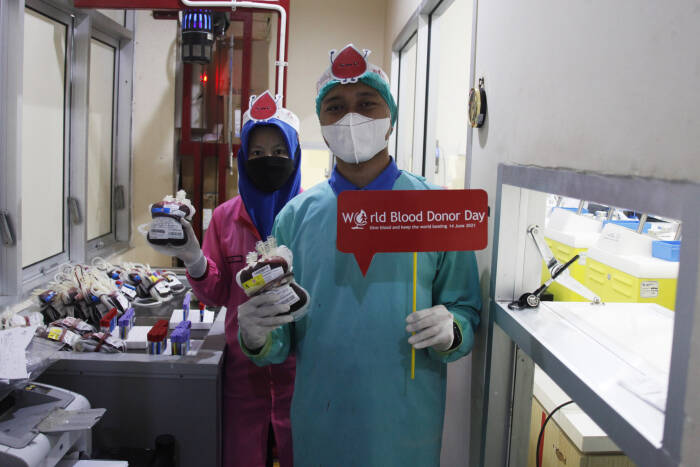 Petugas Palang Merah Indonesia (PMI) Solo memakai topi bertuliskan World Blood Donor Day di gedung PMI setempat, Solo (ANTARAFOTO/Maulana Surya) Petugas Palang Merah Indonesia (PMI) Solo memakai topi bertuliskan World Blood Donor Day di gedung PMI setempat, Solo