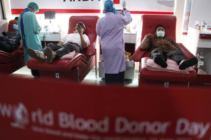 Petugas Palang Merah Indonesia (PMI) Solo memakai topi bertuliskan World Blood Donor Day saat melakukan tranfusi darah pendonor di gedung PMI setempat, Solo (ANTARAFOTO/Maulana Surya) Petugas Palang Merah Indonesia (PMI) Solo memakai topi bertuliskan World Blood Donor Day saat melakukan tranfusi darah pendonor di gedung PMI setempat, Solo