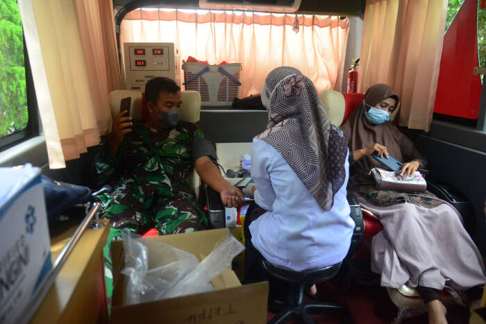 Petugas Palang Merah Indonesia (PMI) melakukan transfusi darah pendonor saat berlangsung kegiatan donor menggunakan mobil keliling di Puskesmas Blang Bintang, Kabupaten Aceh Besar (ANTARA FOTO/Feny Selly) Petugas Palang Merah Indonesia (PMI) melakukan transfusi darah pendonor saat berlangsung kegiatan donor menggunakan mobil keliling di Puskesmas Blang Bintang, Kabupaten Aceh Besar