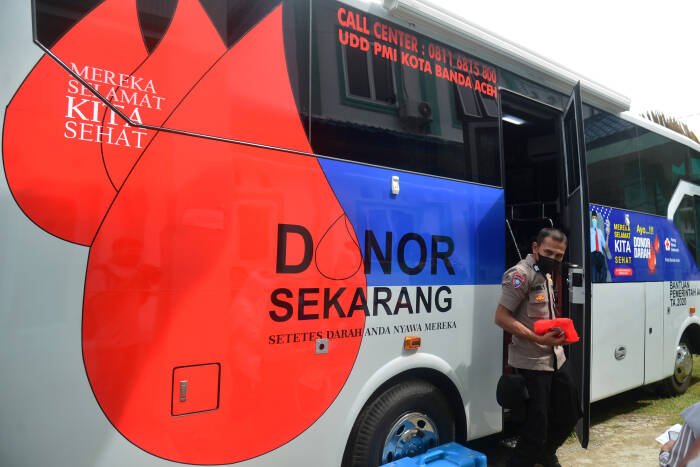 Personil Polri turun dari mobil keliling Palang Merah Indonesia (PMI) seusai mendonorkan darahnya di Puskesmas Blang Bintang, Kabupaten Aceh Besar (ANTARA FOTO/Ampelsa) Personil Polri turun dari mobil keliling Palang Merah Indonesia (PMI) seusai mendonorkan darahnya di Puskesmas Blang Bintang, Kabupaten Aceh Besar