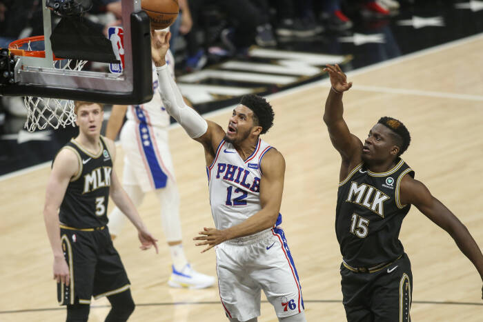 Penyerang Philadelphia 76ers Tobias Harris (12) menembak melewati center Atlanta Hawks Clint Capela (15). REUTERS/Brett Davis Penyerang Philadelphia 76ers Tobias Harris (12) menembak melewati center Atlanta Hawks Clint Capela (15)