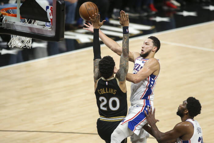 Guard Philadelphia 76ers Ben Simmons (25) menembak melewati forward Atlanta Hawks John Collins (20). REUTERS/Brett Davis Guard Philadelphia 76ers Ben Simmons (25) menembak melewati forward Atlanta Hawks John Collins (20)