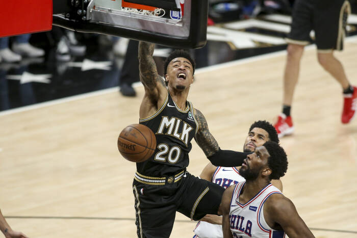 Forward Atlanta Hawks John Collins (20) melakukan dunks (REUTERS/Brett Davis) Forward Atlanta Hawks John Collins (20) melakukan dunks