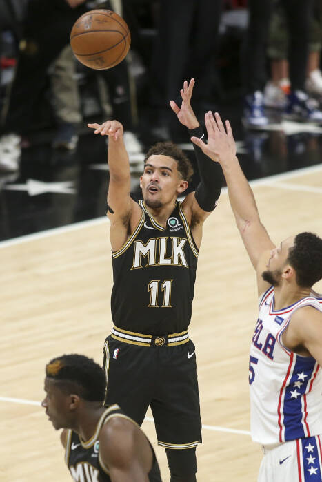 Guard Atlanta Hawks Trae Young (11) menembak melewati guard Philadelphia 76ers Ben Simmons (25). REUTERS/Brett Davis Guard Atlanta Hawks Trae Young (11) menembak melewati guard Philadelphia 76ers Ben Simmons (25)