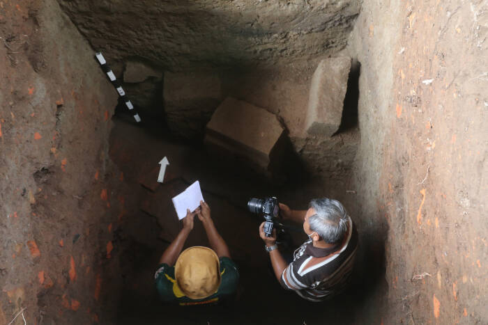 Arkeolog dari Pusat Penelitian Arkeologi Nasional (Puslit Arkenas) memotret struktur bangunan (ANTARA FOTO/Prasetia Fauzani) Arkeolog dari Pusat Penelitian Arkeologi Nasional (Puslit Arkenas) memotret struktur bangunan