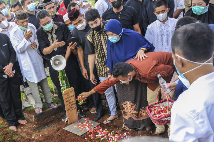 Sejumlah keluarga Almarhum Markis Kido melakukan prosesi tabur bunga (ANTARA FOTO/ Fakhri Hermansyah) Sejumlah keluarga Almarhum Markis Kido melakukan prosesi tabur bunga