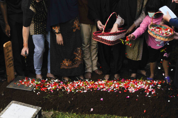 Sejumlah keluarga Almarhum Markis Kido melakukan prosesi tabur bunga (ANTARA FOTO/ Fakhri Hermansyah) Sejumlah keluarga Almarhum Markis Kido melakukan prosesi tabur bunga (ANTARA FOTO/ Fakhri Hermansyah)